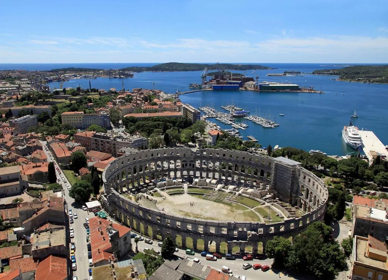 Apartments With A Parking Space Pula - 7203